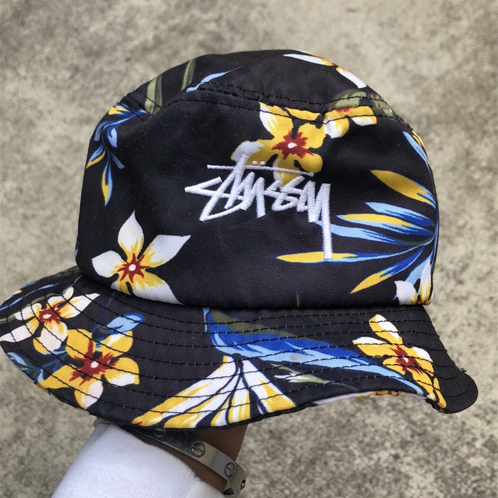 STUSSY 🌴 tropical floral print bucket hat.